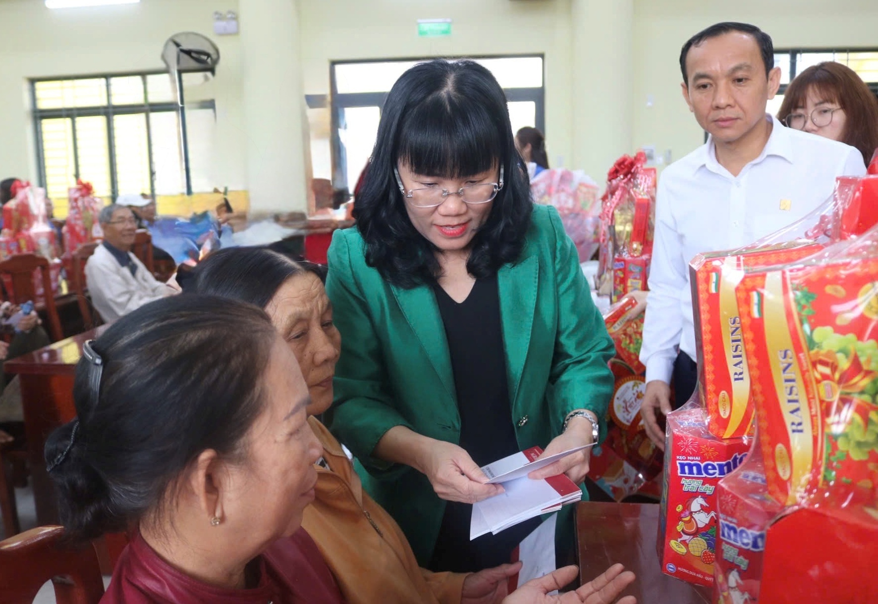 Trao 300 suất quà Tết cho người dân tại các địa phương